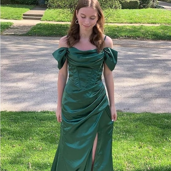 Elegant Green Off-Shoulder Dress - Picture 1 of 6